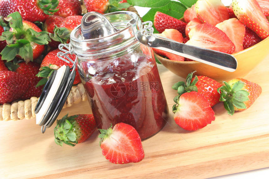 草莓果酱装罐营养水果果味收成玻璃点差维生素浆果红色图片