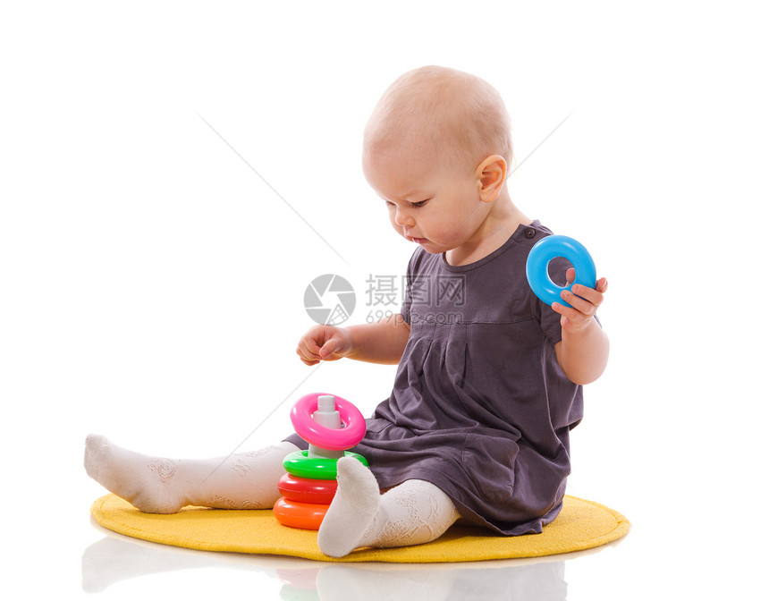 玩婴儿游戏金发衣服女孩好奇心玩具幸福婴儿乐趣童年孩子图片