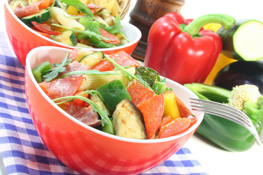 面食沙拉绿色胡椒维生素盘子茄子红色烹饪毛巾营养餐巾纸图片