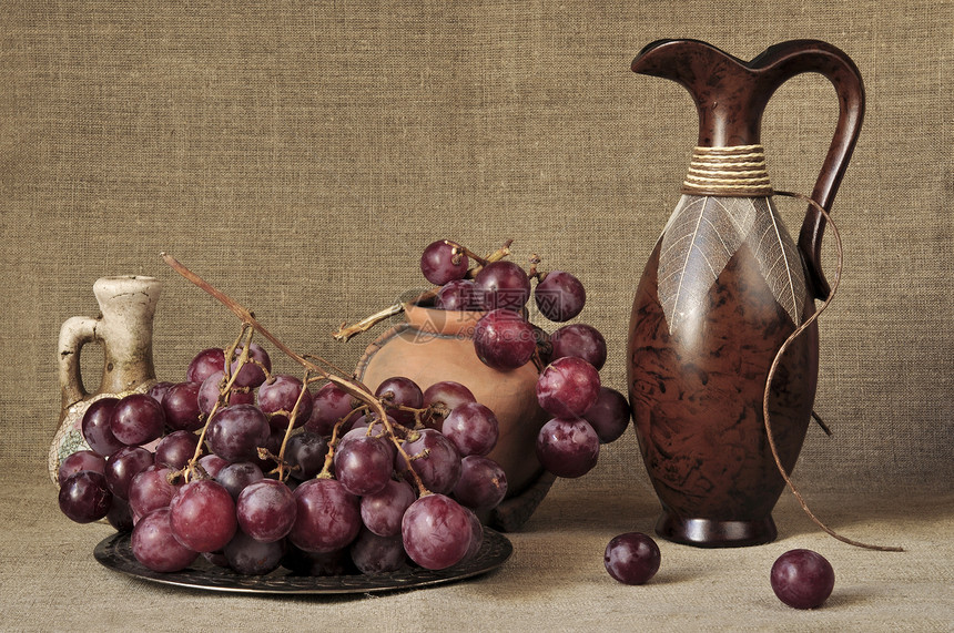 红葡萄和陶瓷图片