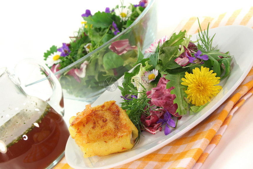 野草沙拉和山羊奶酪菊苣草药土豆荨麻花朵生菜雏菊敷料玉米蔬菜图片