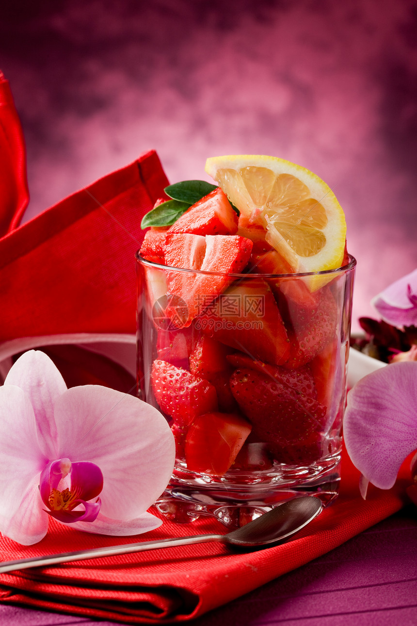 红桌上有兰花的草莓柠檬沙拉桌布美食鸡尾水果花瓣餐巾纸甜点浆果图片