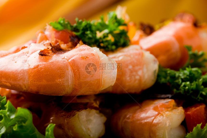 Grilled 虾对虾沙拉香菜餐巾纸动物烤串食物青椒甲壳类洋葱图片
