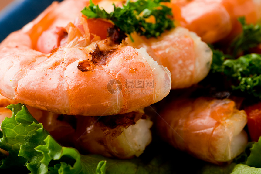 Grilled 虾食物对虾美食烤串洋葱青椒柠檬香菜沙拉餐巾纸图片