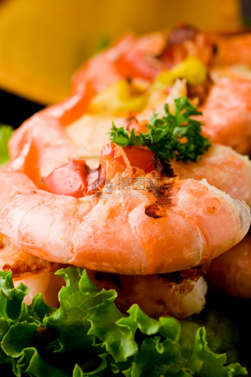 Grilled 虾烤串香菜青椒沙拉美食洋葱餐巾纸食物对虾柠檬图片