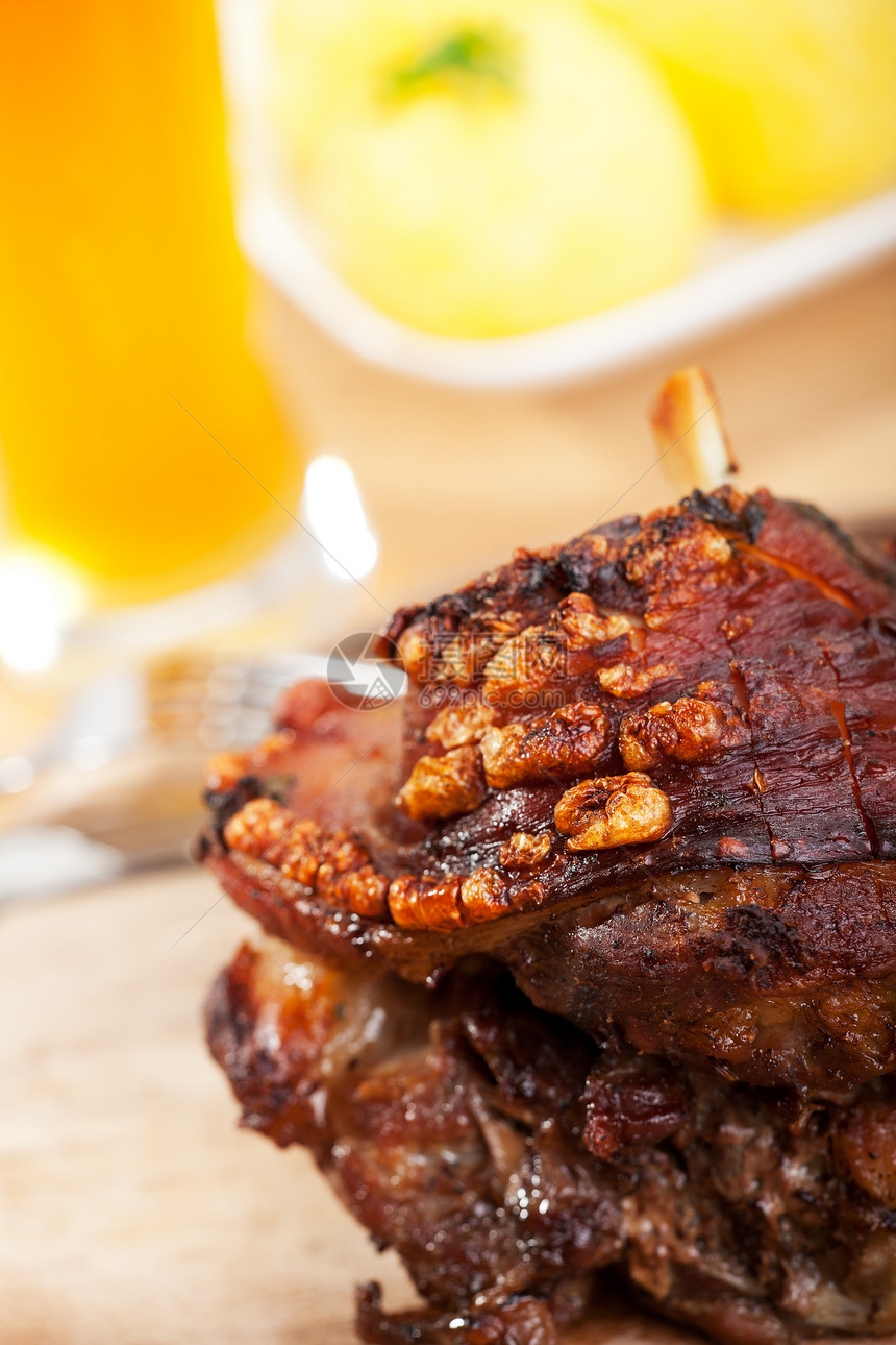 巴伐利亚烤猪肉盘的细细细节小麦木板土豆饺子关节棕色褐色啤酒胡椒美味图片
