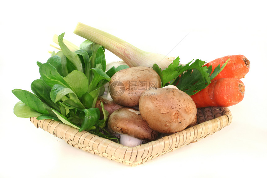 篮子中的蔬菜健康萝卜香菜草药市场购物食物厨房饮食图片