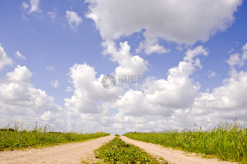 农村道路和夏月云图片