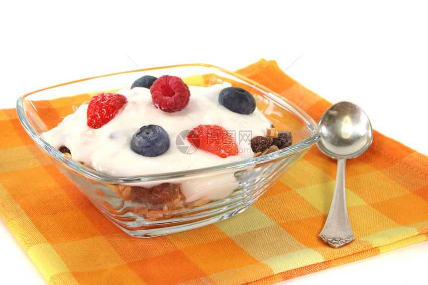 含酸奶 新鲜水果和坚果的穆埃塞利语营养玉米片麦片早餐燕麦什锦榛子勺子核桃谷物图片