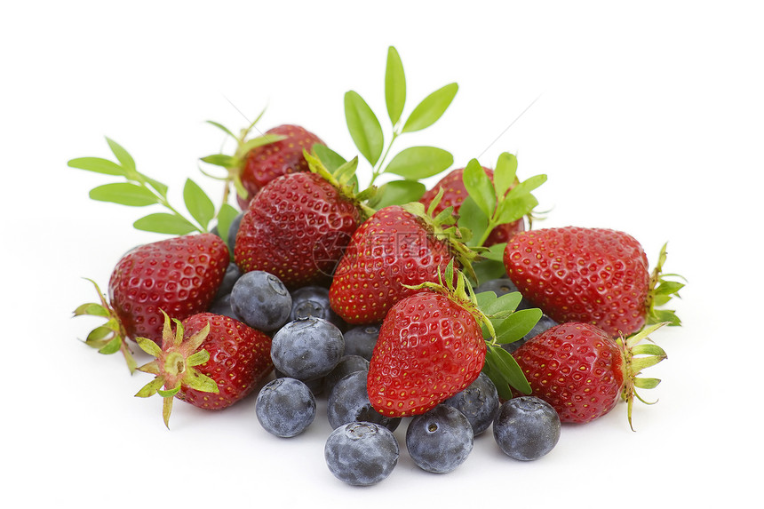 白边隔离的草莓和蓝莓红色种子水果叶子白色甜点绿色饮食食物浆果图片