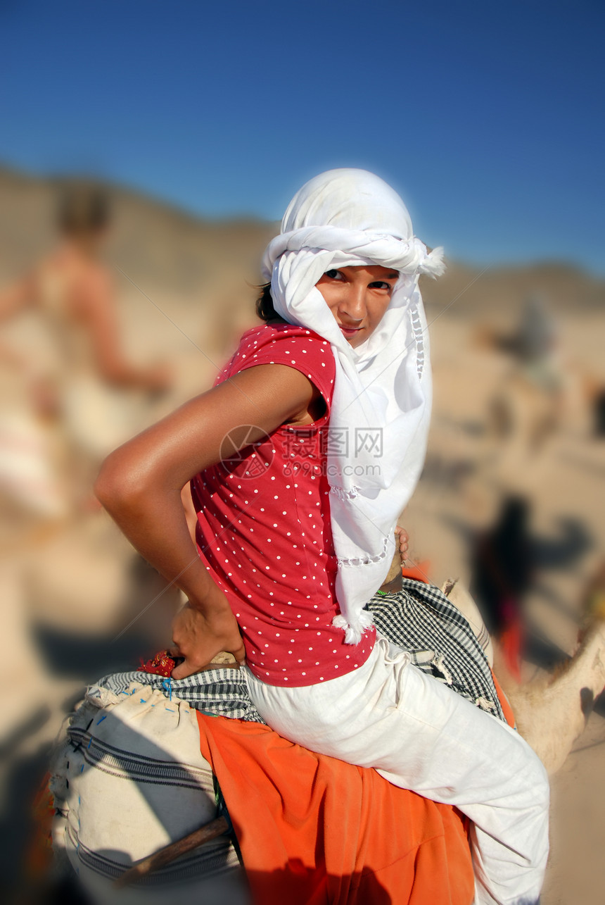 女游客晴天异国旅游女性围巾蓝色头巾沙漠情调青少年图片