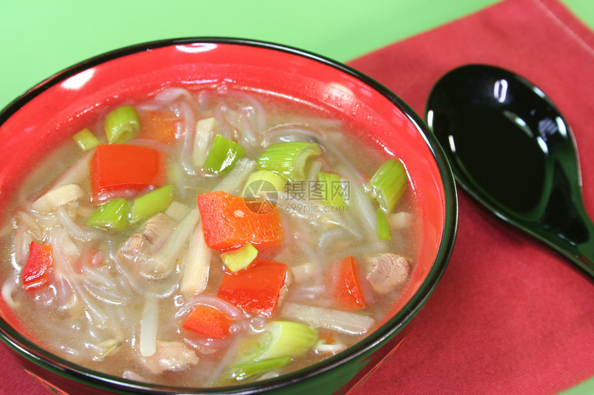 泰式汤面条红色玻璃面酱油竹笋竹子蔬菜豆芽食物图片