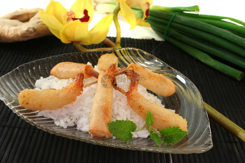 泰国大虾专业面团美食家黄色酱油绿色红色情调千层异国树叶图片