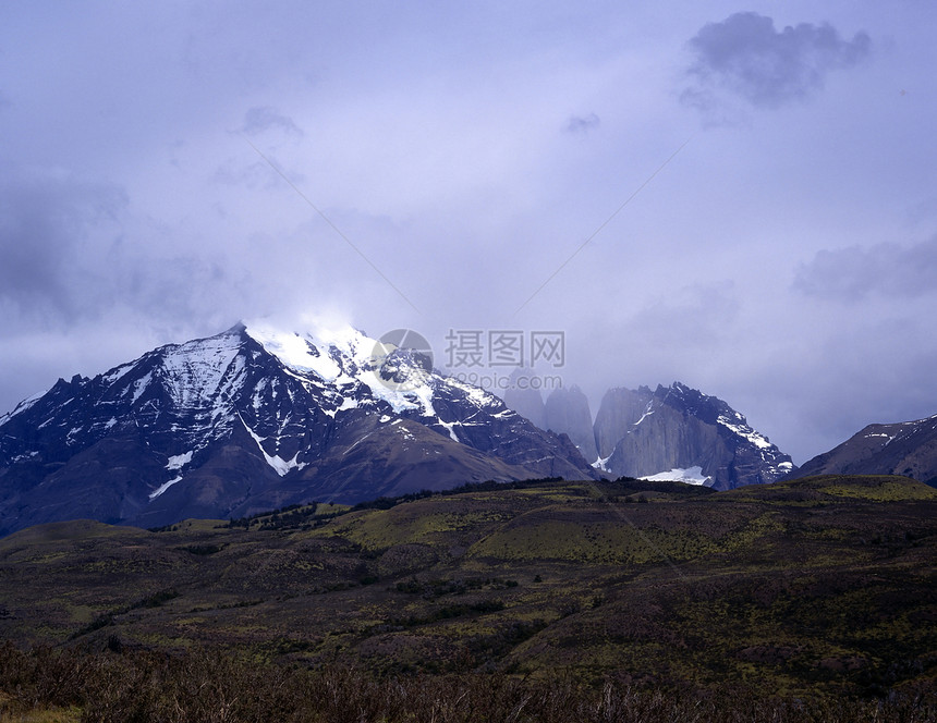 阿根廷巴塔哥尼亚的孤独戏剧性山脉石峰顶峰火山寂寞荒野山峰旅游图片