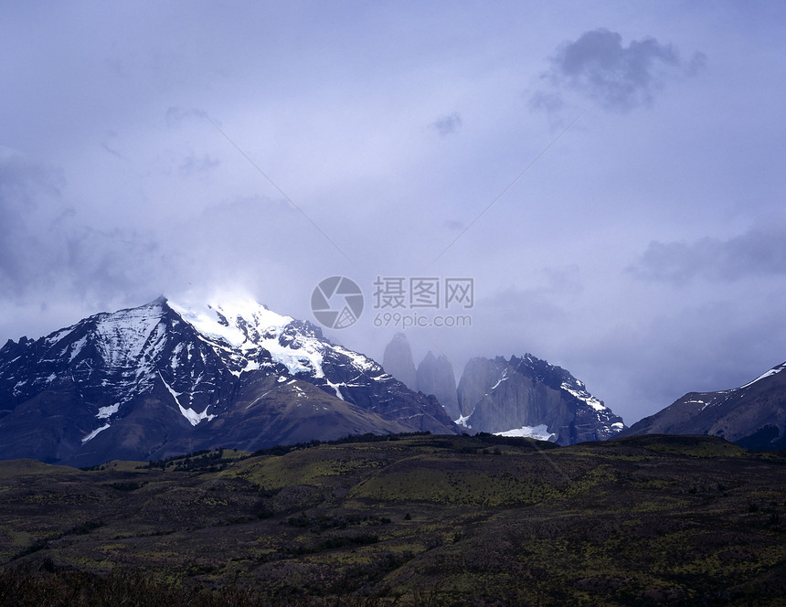 阿根廷巴塔哥尼亚的崎岖孤独山脉云盖顶峰火山寂寞地质学山峰旅游图片