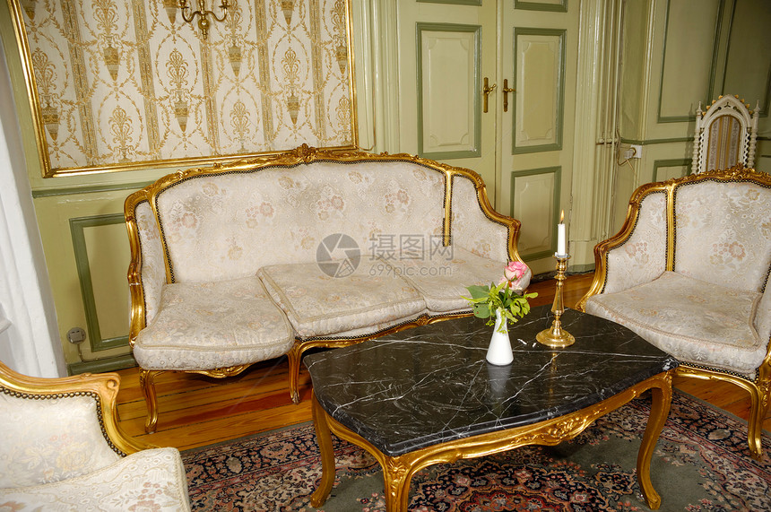 高级客厅城堡装饰金子沙发古董椅子地毯工艺风格休息室图片
