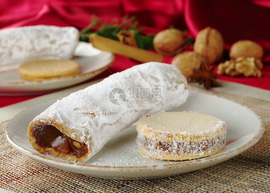 秘鲁Guarguero和Alfajajor坚果蛋糕糖果红色八角奶油甜点管子棕色肉桂图片