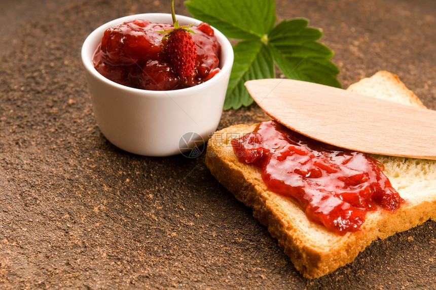 野草莓果酱加吐司面包杂货装罐玻璃美食早餐维生素营养素荒野水果图片
