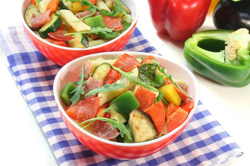 彭沙拉绿色胡椒烹饪盘子黄色茄子红色毛巾维生素营养图片