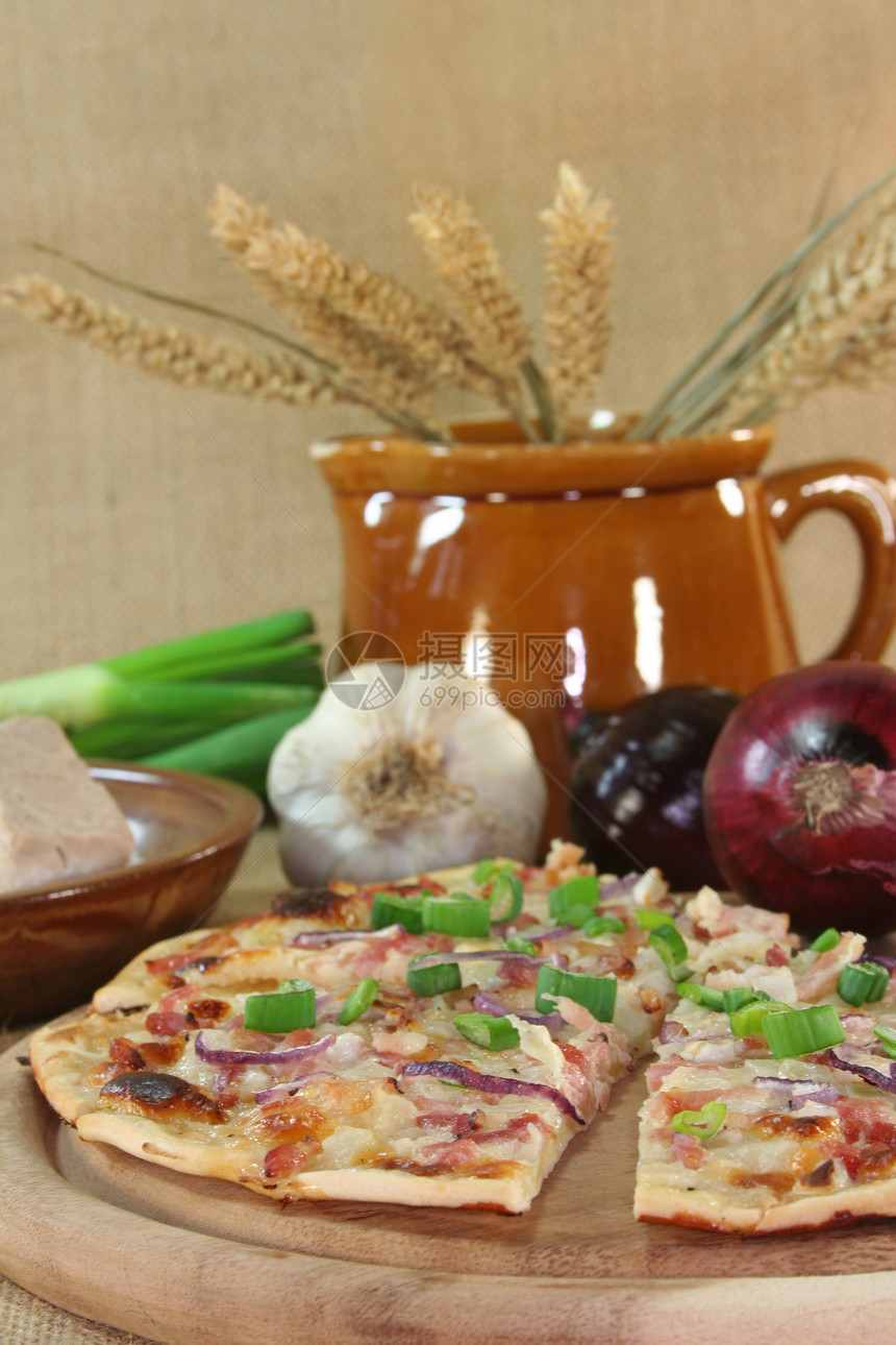 硝茶火烈鸟火腿韭菜熏肉食物洋葱奶油根块木板面包立方体图片