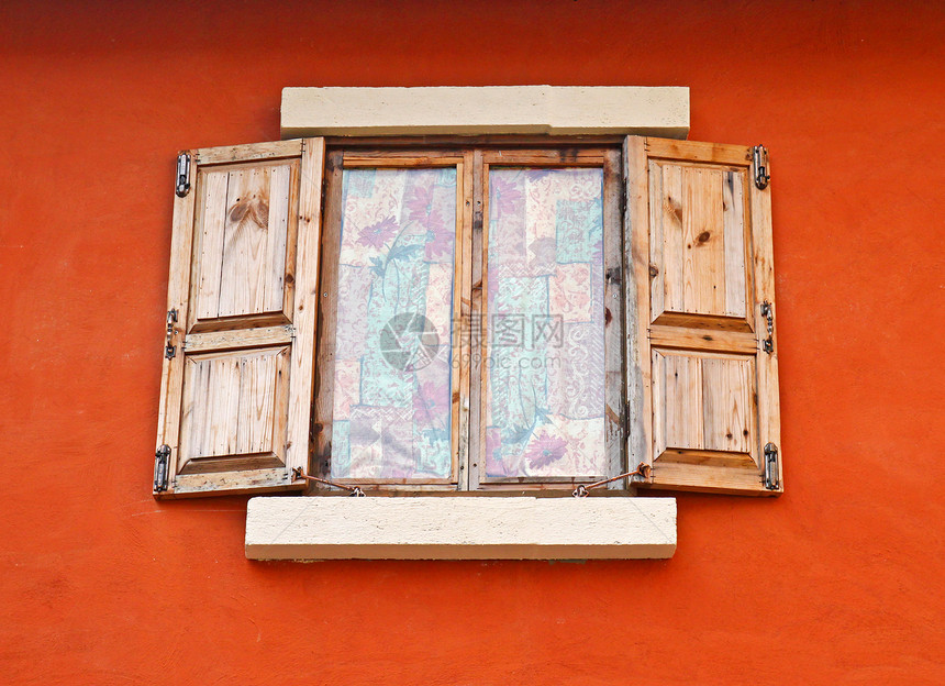 水泥墙上的旧玻璃窗风化裂缝边界框架建筑城市橙子街道金属装饰品图片