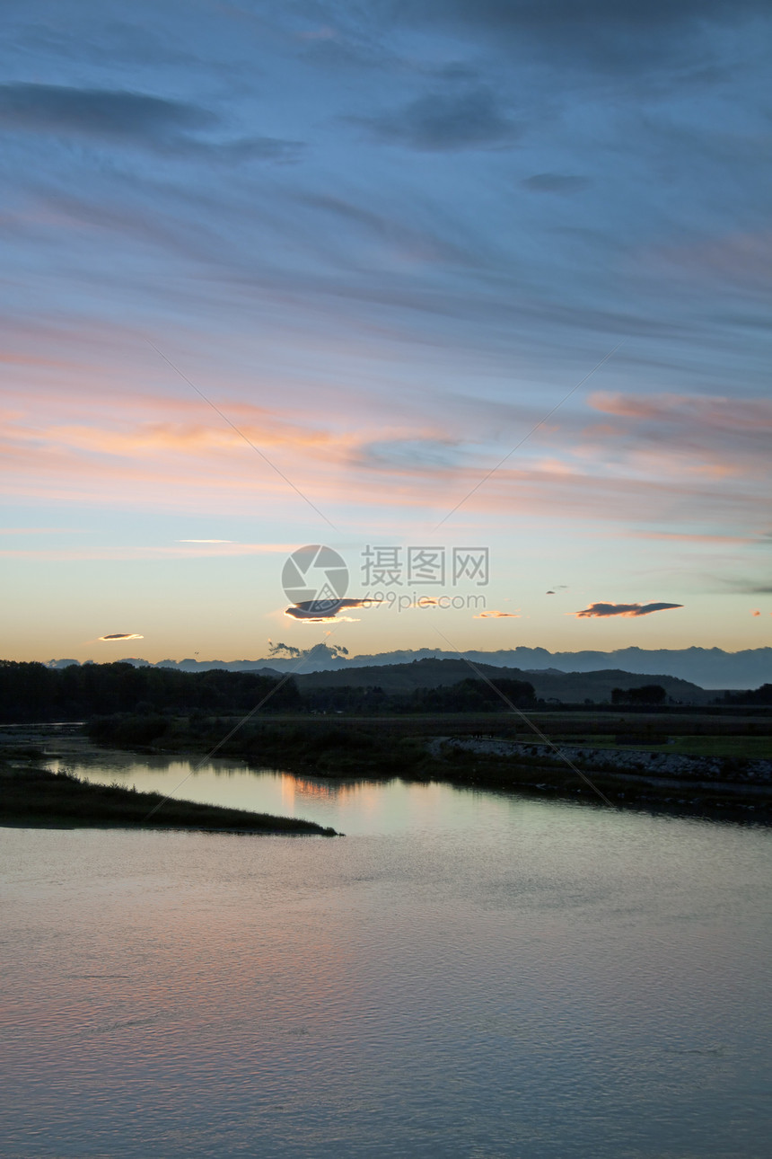 江河石头季节场景旅行旅游岩石木头反射风景森林图片