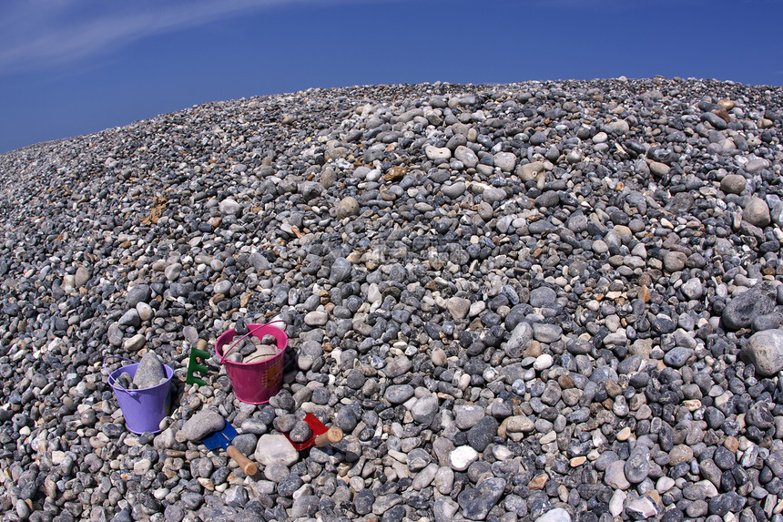 海岸沿岸石碑上的玩具桶硅胶巨石岩石灰色碎石花岗岩材料瓦砾卵石石头图片