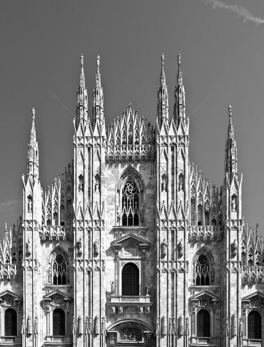 米兰 Duomo建筑宗教教会直线主场黑色地标信仰纪念碑大教堂图片