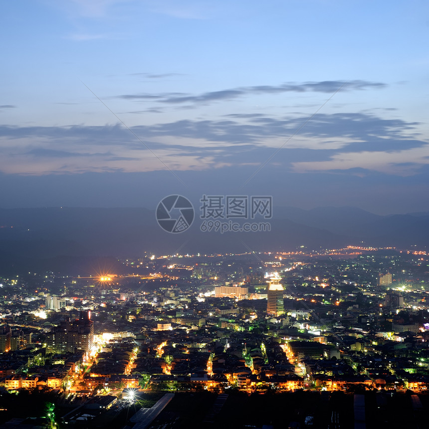 夜晚的城市风景公寓爬坡天堂景观埔里城市蓝色街道房子天空图片