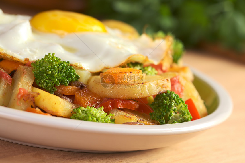 含炸鸡蛋的炒蔬菜午餐食物照片土豆营养洋葱盘子水平图片