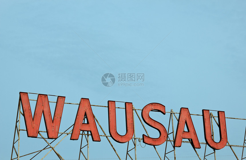 Vausau - 蓝色天空的红色标志图片