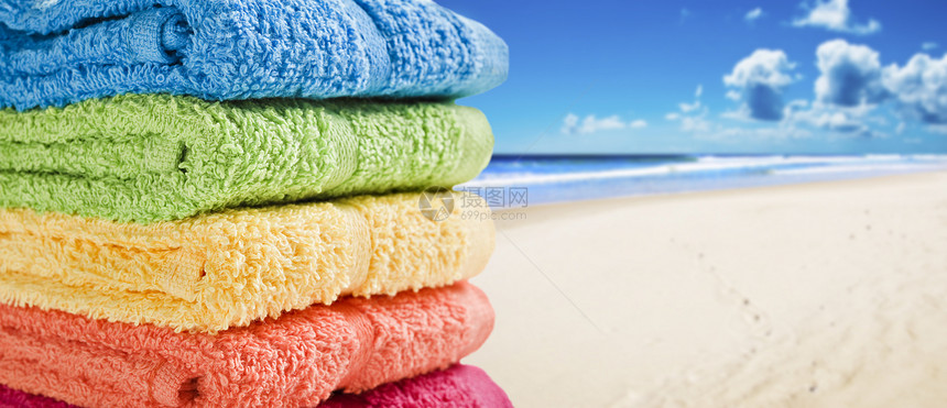 白沙滩上多彩的毛巾图片
