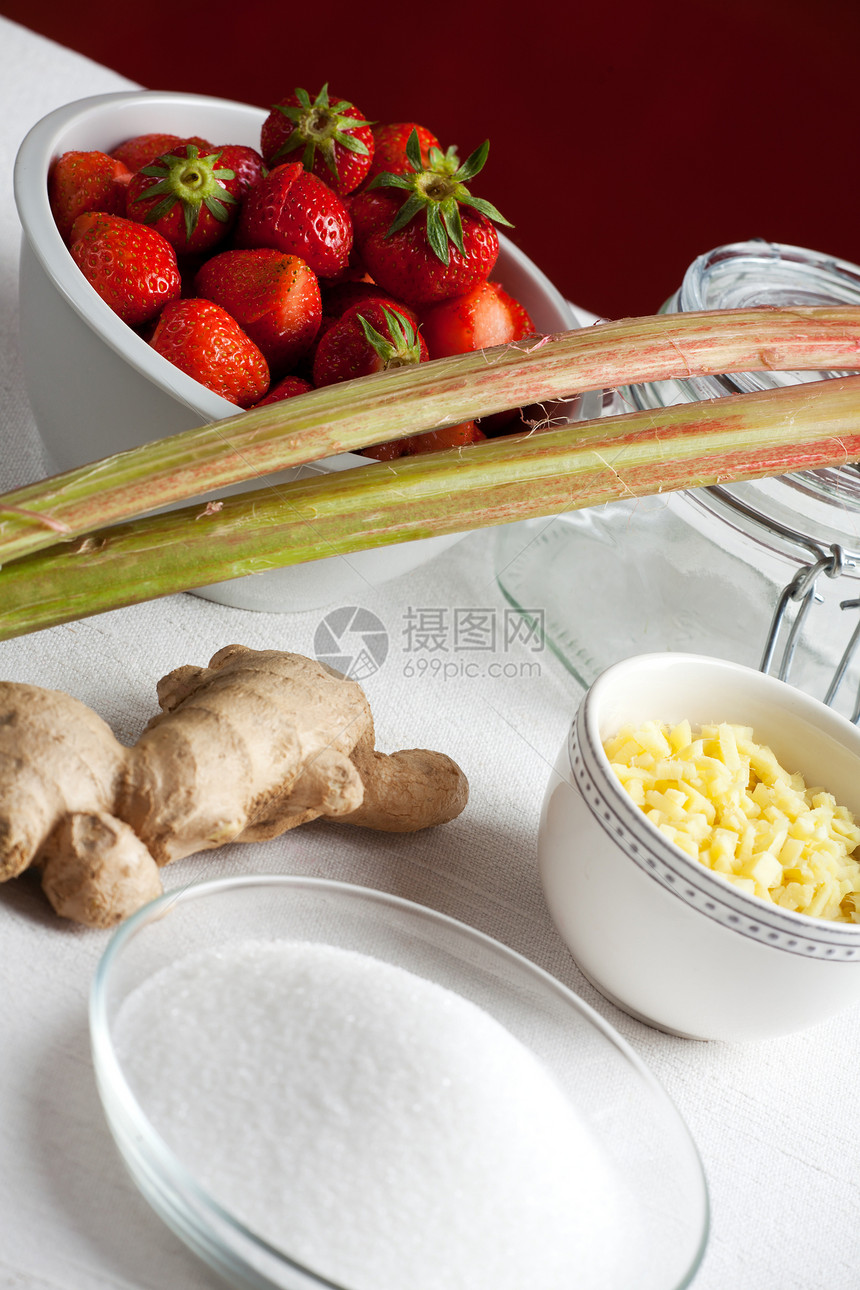 胡巴和草莓果酱成分玻璃瓶子桌子食物浆果水果烹饪红色蔬菜营养图片