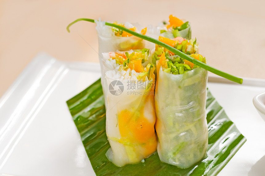 vietnames 风格夏季卷黄瓜香菜叶子草本植物辣椒饮食盘子美食食物海鲜图片