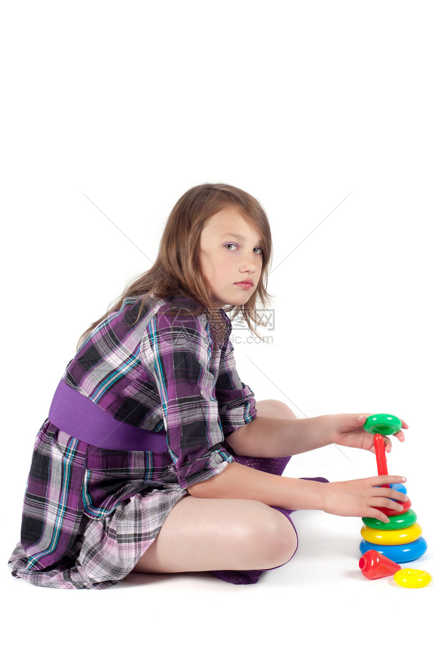 演播室的少女紫色青少年工作室衣服快乐女儿童年玩具女孩女性图片