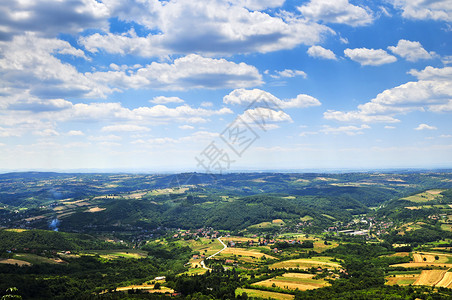 卢拉夫塞尔维亚农村蓝色草地爬坡晴天农田地平线房屋农场阳光城市背景
