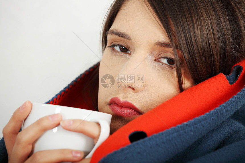 年轻女人感冒了保健冷冻女孩药品黑发症状毯子季节女性疾病图片