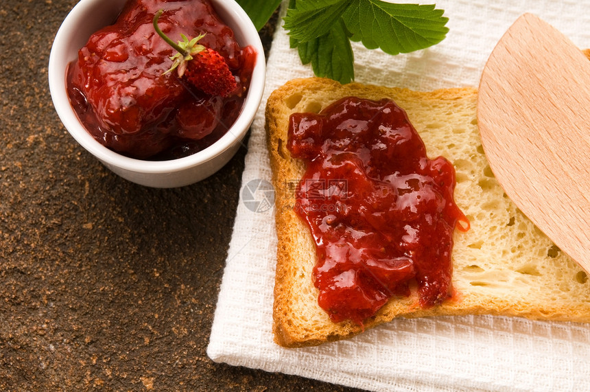 野草莓果酱加吐司桌子厨房水果食物小吃荒野杂货早餐饮食维生素图片