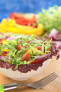 飞利浦新鲜混合沙拉红色午餐黄瓜小吃蔬菜绿色营养食物胡椒黄色背景