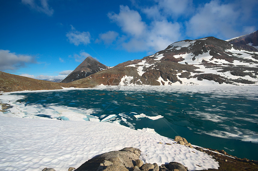 夏天在挪威北部冰雪覆盖的湖图片
