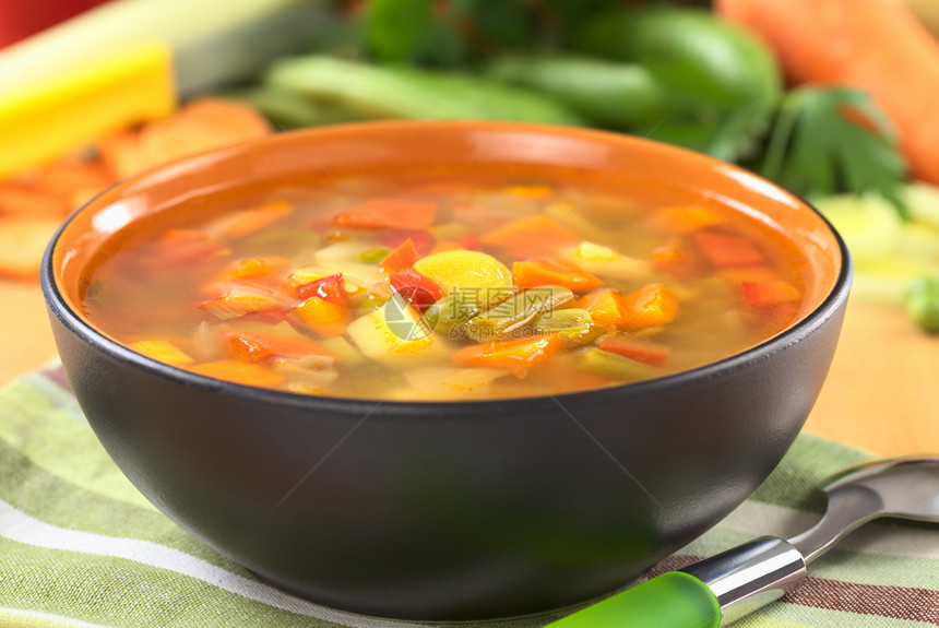 新鲜蔬菜汤水平黄色绿色照片食物红色韭葱营养午餐土豆图片