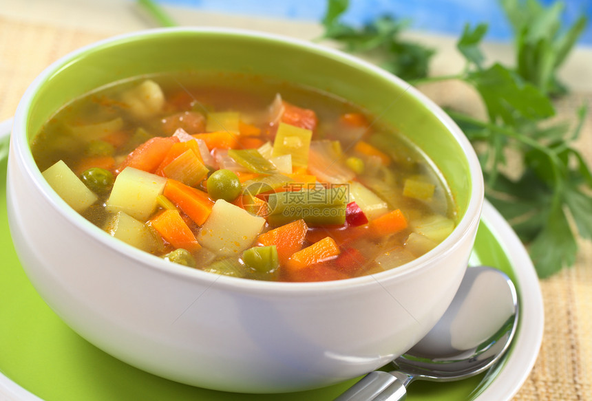 新鲜蔬菜汤红色胡椒土豆韭葱水平课程盘子食物午餐绿色图片