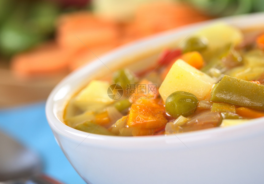 新鲜蔬菜汤盘子课程红色照片胡椒绿色土豆黄色水平食物图片