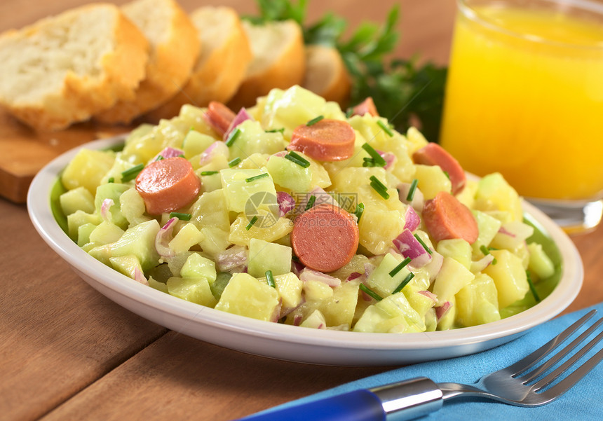 土豆沙拉和香肠午餐营养沙拉韭菜照片黄瓜水平敷料蔬菜食物图片