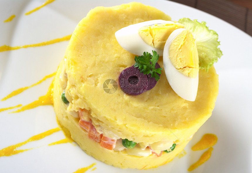 秘鲁传统Dish Causa水平食物蔬菜玉米黄色土豆午餐照片图片