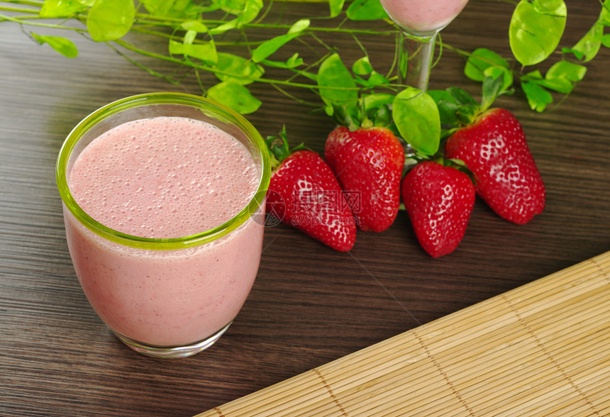 草莓奶昔牛奶水平果汁红色绿色奶昔杯子叶子气泡泡沫状图片