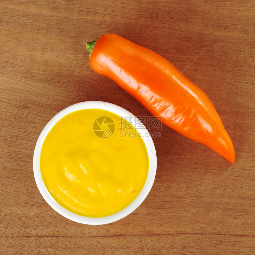 秘鲁Aji制造的热萨尔萨蔬菜圆形木板香料黄色照片盘子白色橙子食物图片