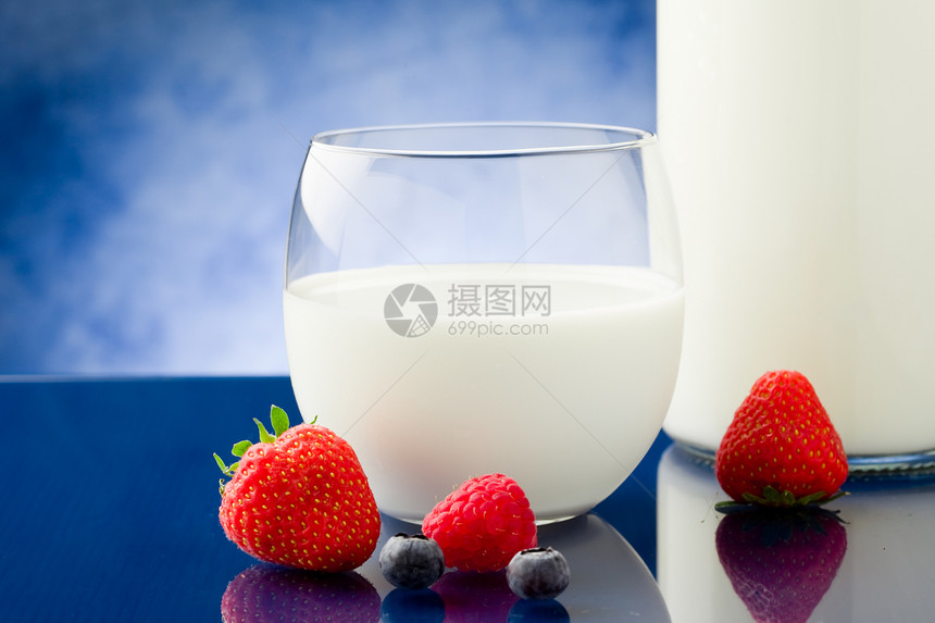 果浆牛奶液体浆果玻璃美食奶油水果覆盆子乳制品蓝色乳糖图片