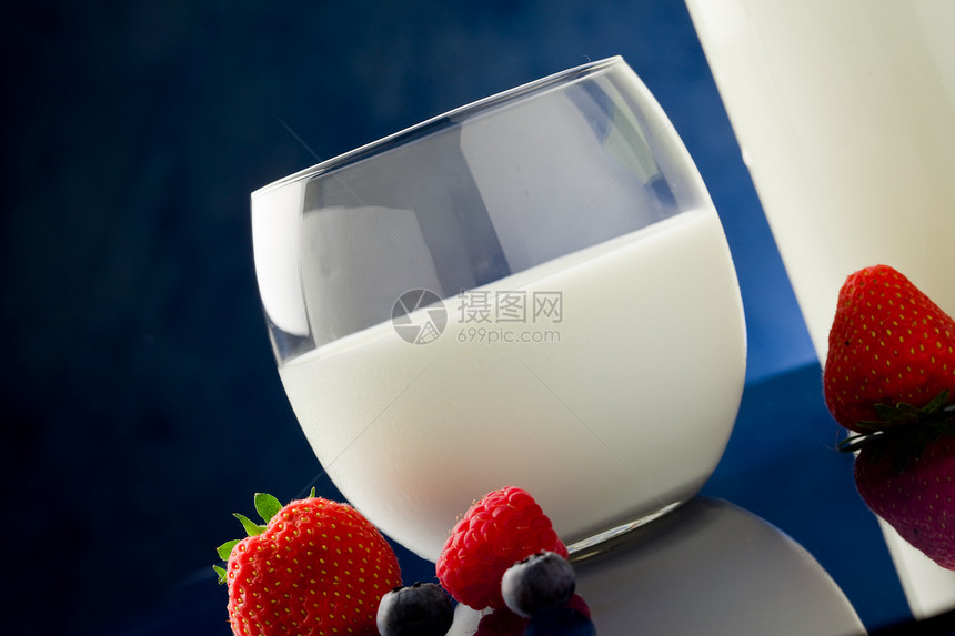 果浆牛奶浆果液体乳制品酒吧玻璃桌子反射奶油乳糖瓶子图片