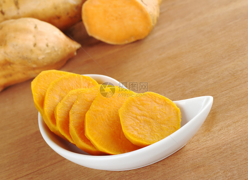 白碗中的甜瓜切片木头水平棕色盘子植物蔬菜白色橙子照片食物图片